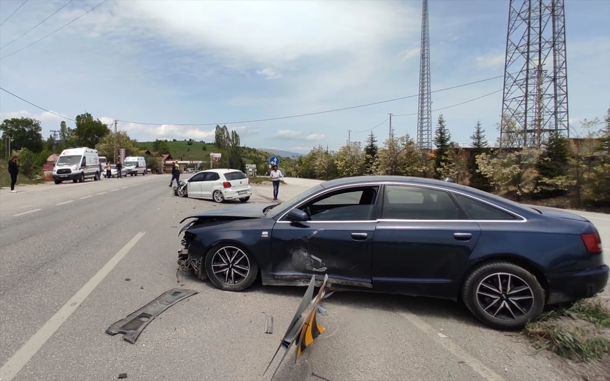 Karabük'te Otomobil Çarpışması: 3 Kişi Yaralandı