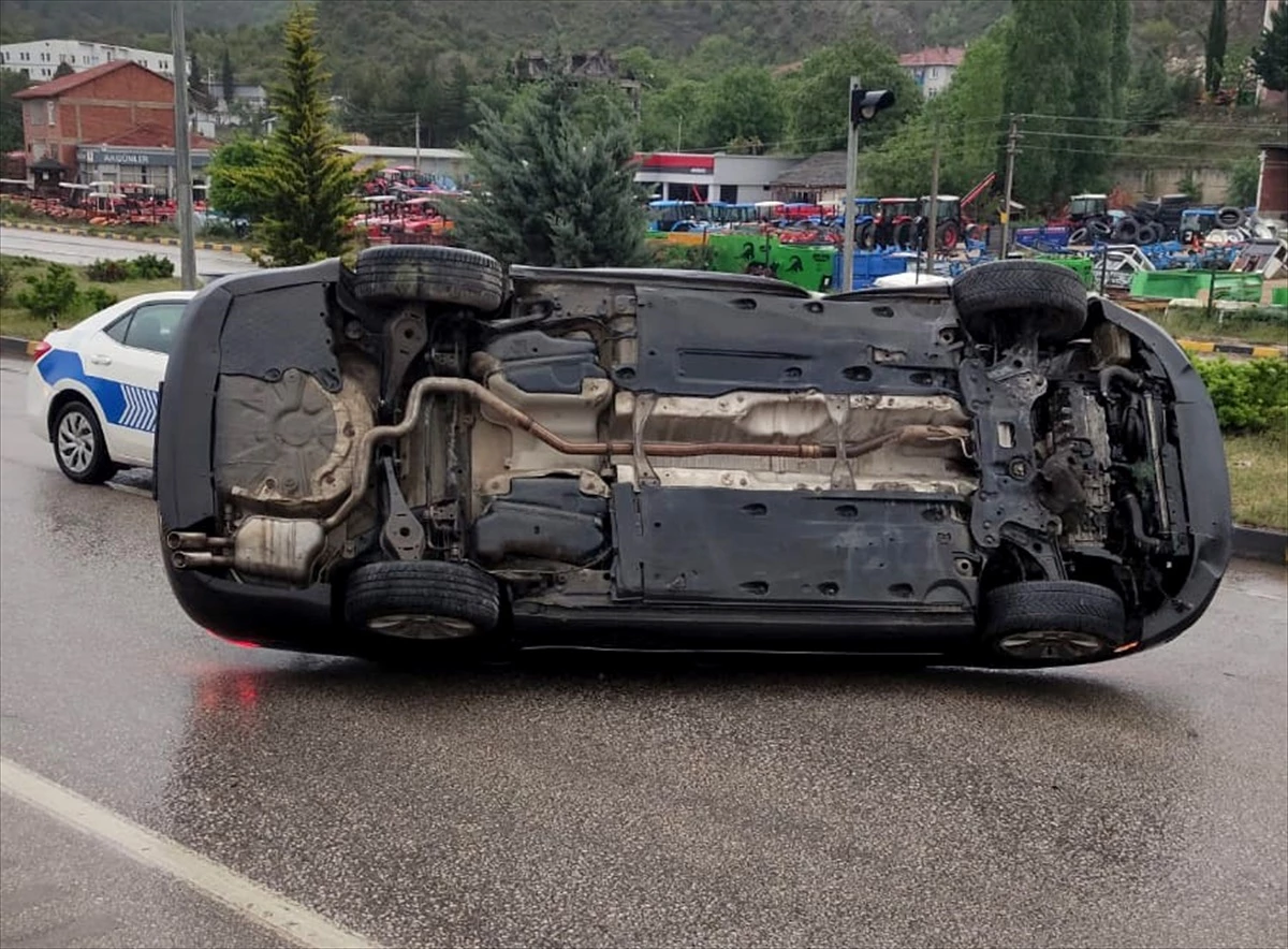 Karabük'te Otomobil Devrildi: 3 Kişi Yaralandı