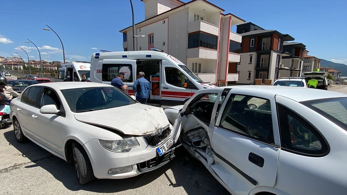 Karabük'te Otomobil Kazası: 4 Kişi Yaralandı