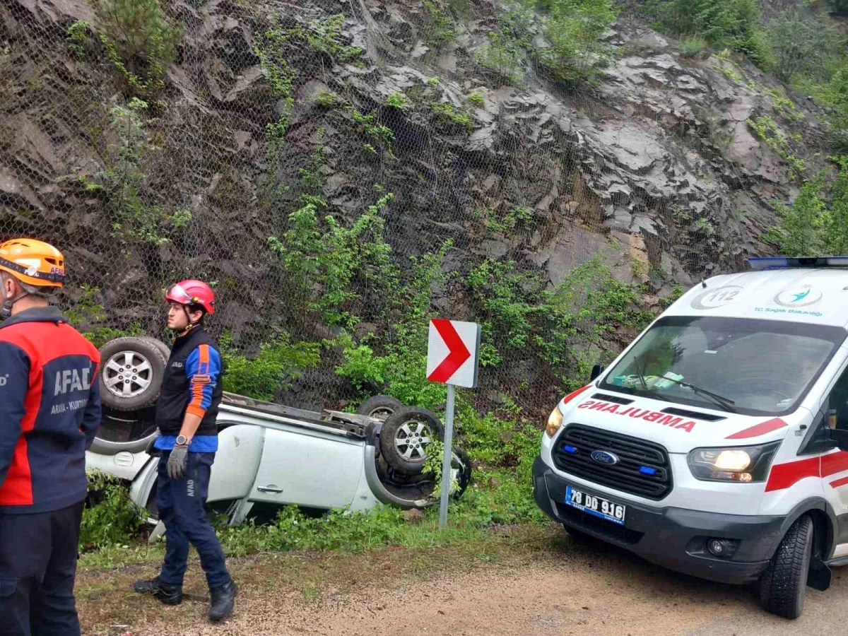 Karabük'te Otomobil Takla Attı: 2 Kişi Yaralandı