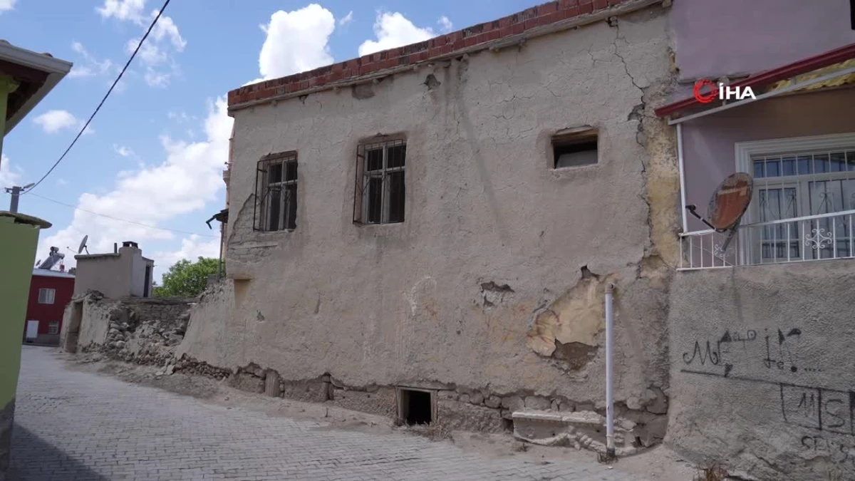 Kemerhisar'da evin temelinde tarihi eser niteliğinde mimari parçalar çıktı