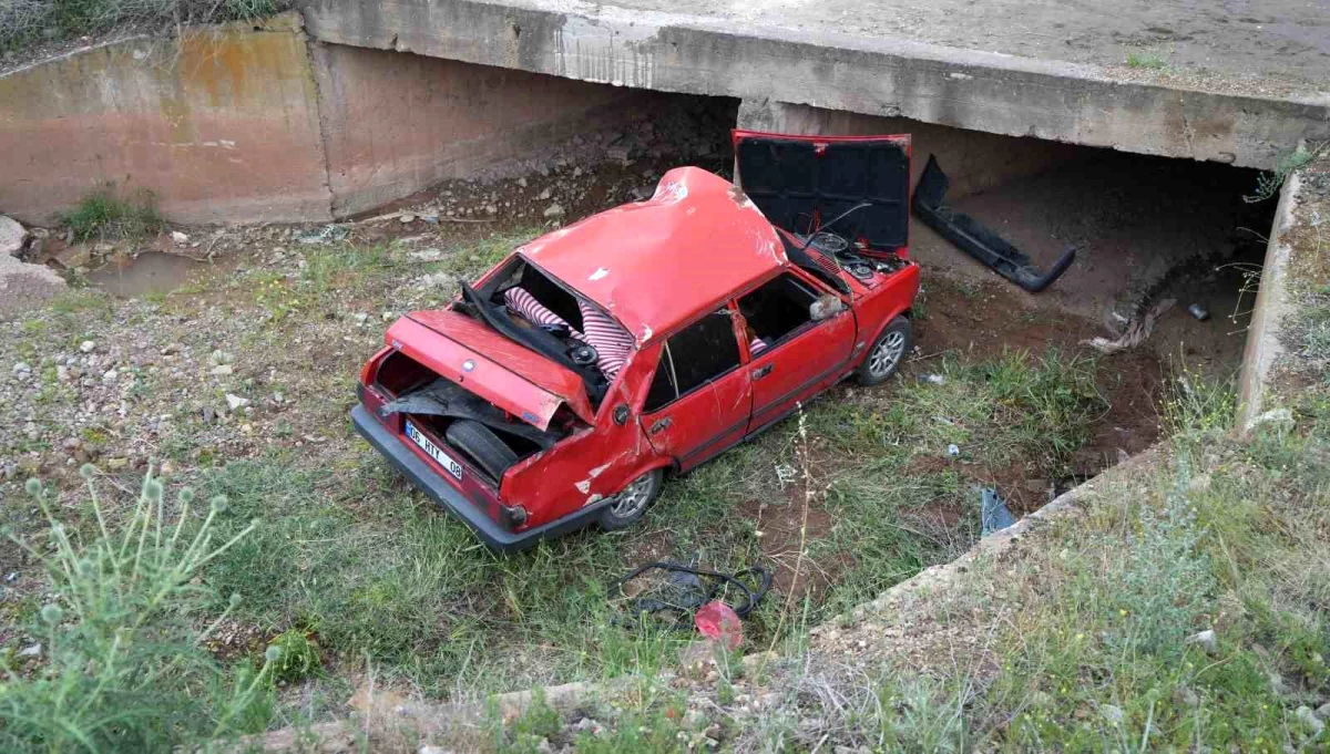 Kırıkkale'de Beton Menfeze Çarpan Otomobil Kazası: 2 Yaralı