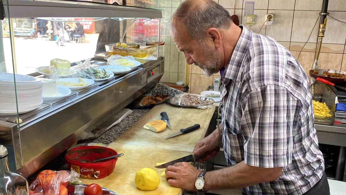 Konya'da Tarihi Bedesten Çarşısında Babadan Kalma Dükkanıyla Kahvaltı İşleten Baba-Oğul