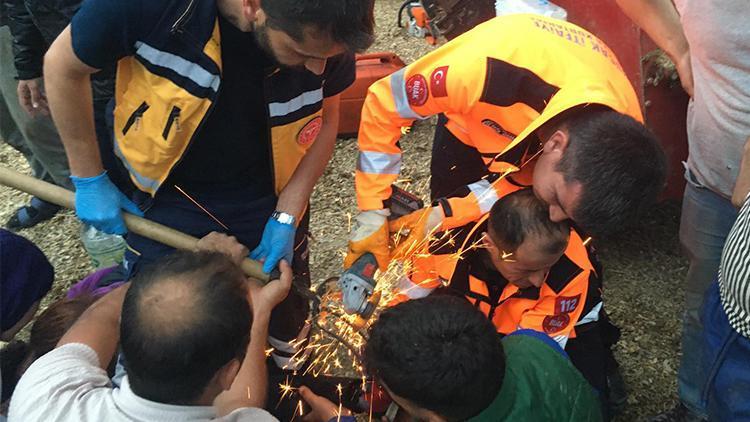 Küçük çocuğun ayağına saplanan dirgeni itfaiye ekipleri çıkardı