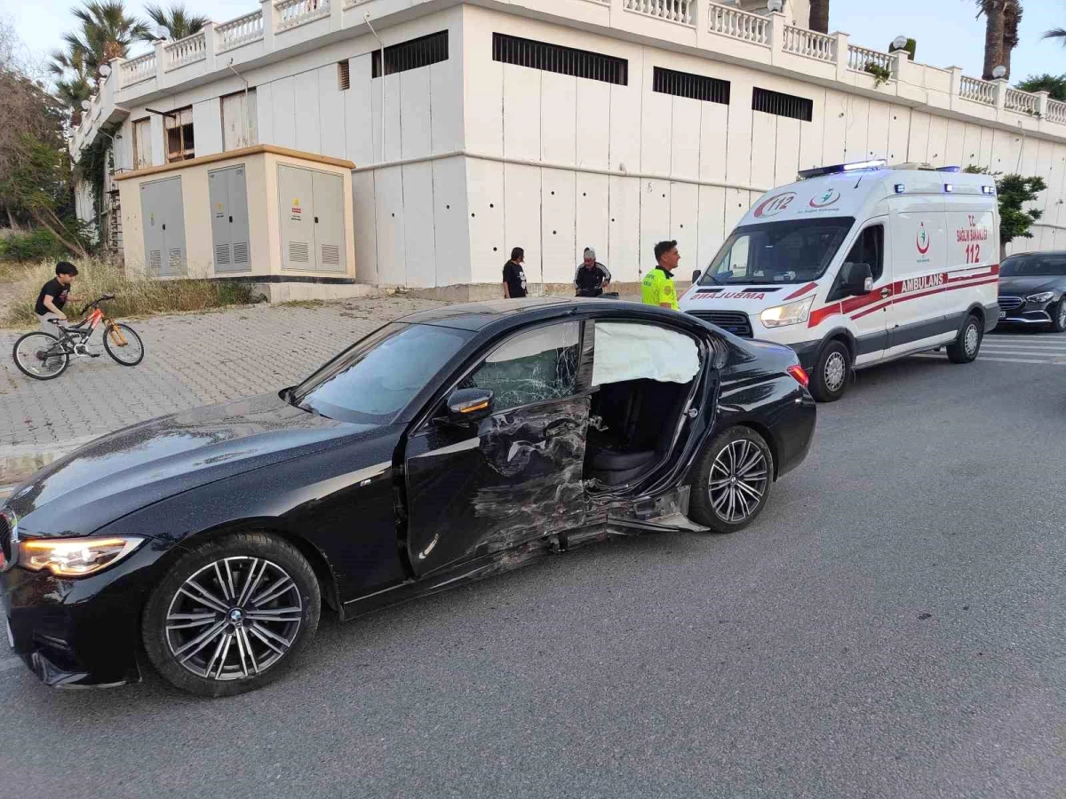 Kuşadası'nda virajı alamayan otomobil ağaca çarptı: 2 yaralı