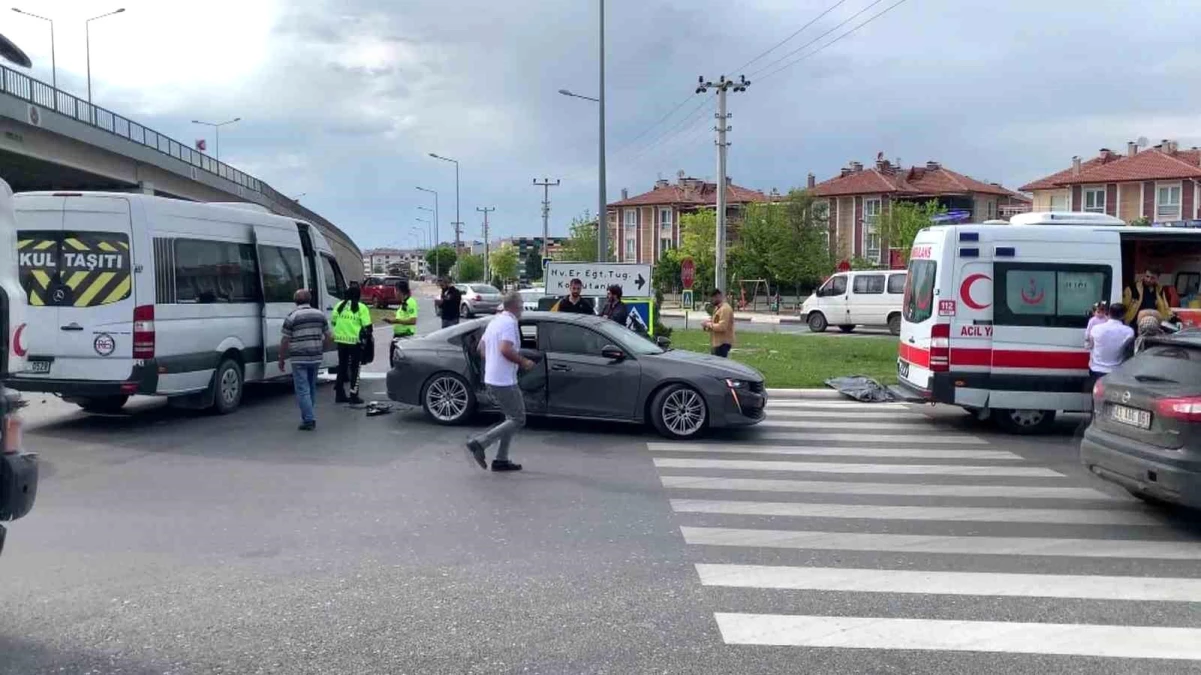 Kütahya'da otomobil ile minibüs çarpışması: 2 kişi yaralandı