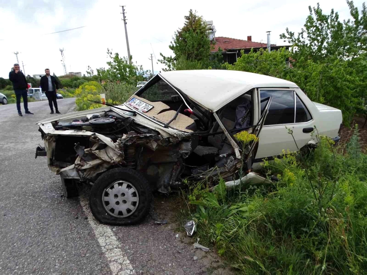 Kütahya'da otomobil tıra çarptı: 2 yaralı