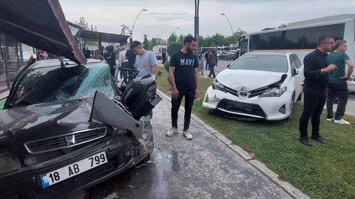 Malatya'da kamyon kontrolden çıktı... Ortalık savaş alanına döndü