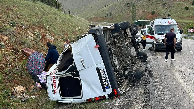 Malatya'da minibüs devrildi: 1'i ağır 15 yaralı