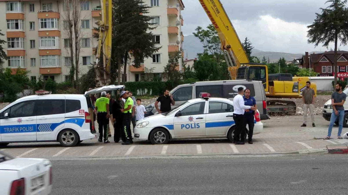 Malatya'da Yolun Karşısına Geçmeye Çalışan Yayalara Otomobil Çarptı