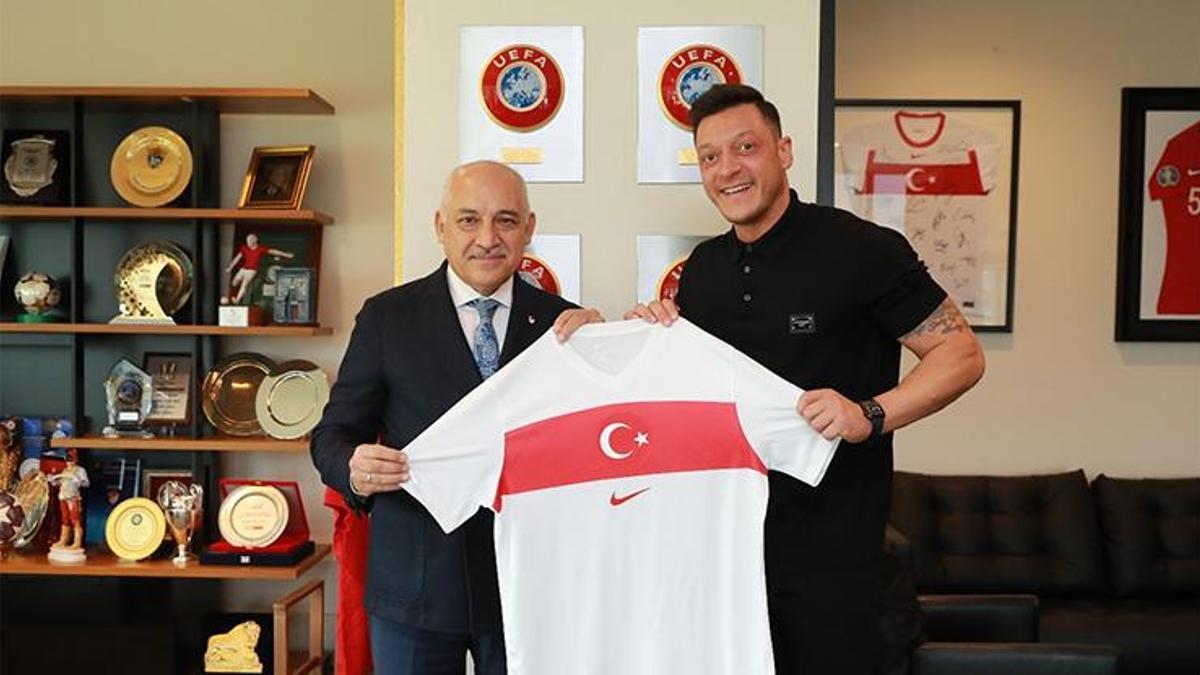 Mesut Özil'den TFF Başkanı Mehmet Büyükekşi'ye Ziyaret