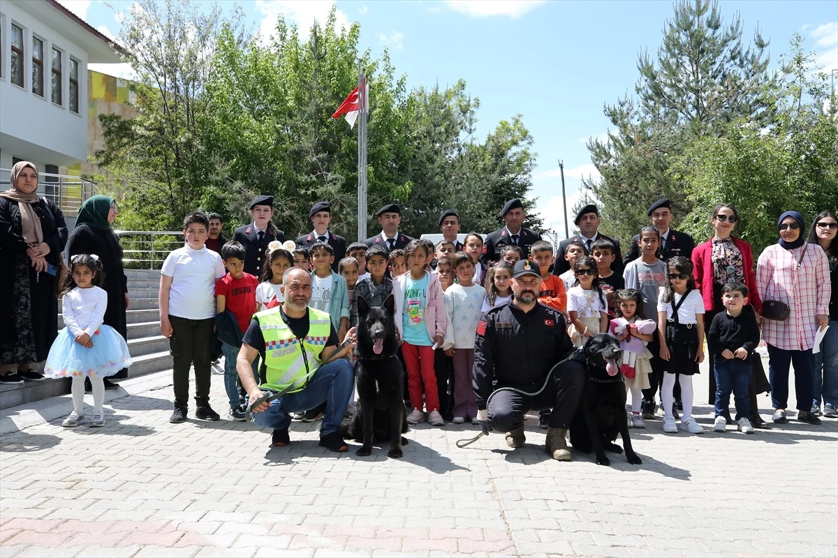 Muş İl Jandarma Komutanlığından Anneler Günü Etkinliği