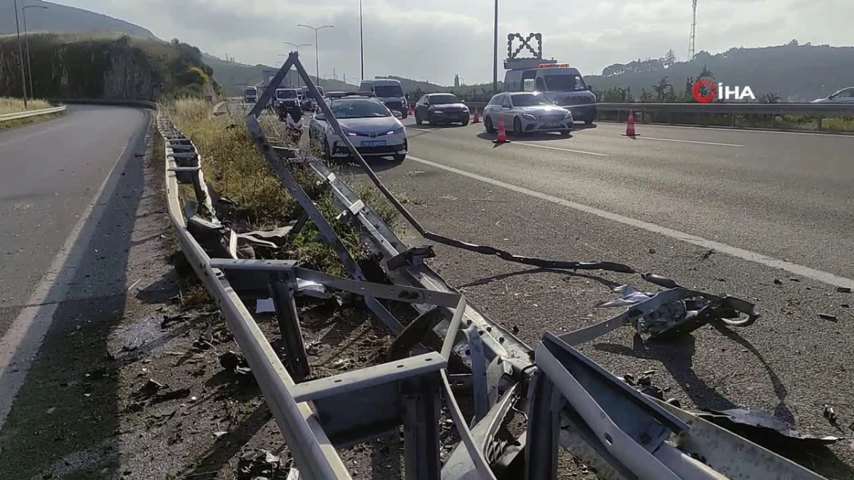 Otomobil bariyerlere çarptı, motor bloğu savruldu