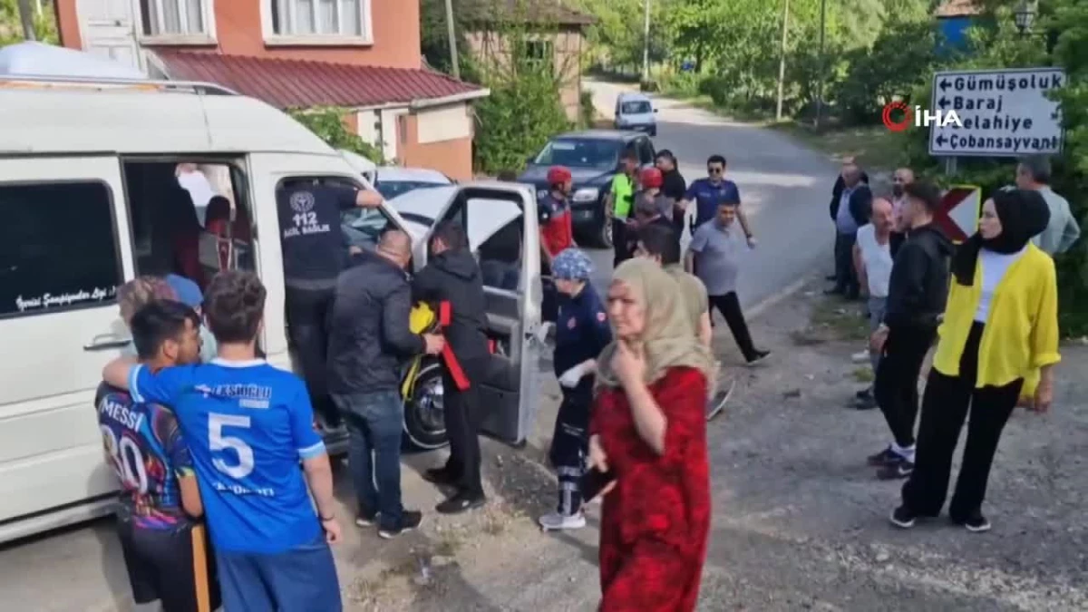 Otomobil ile minibüs kafa kafaya çarpıştı: 4 yaralı