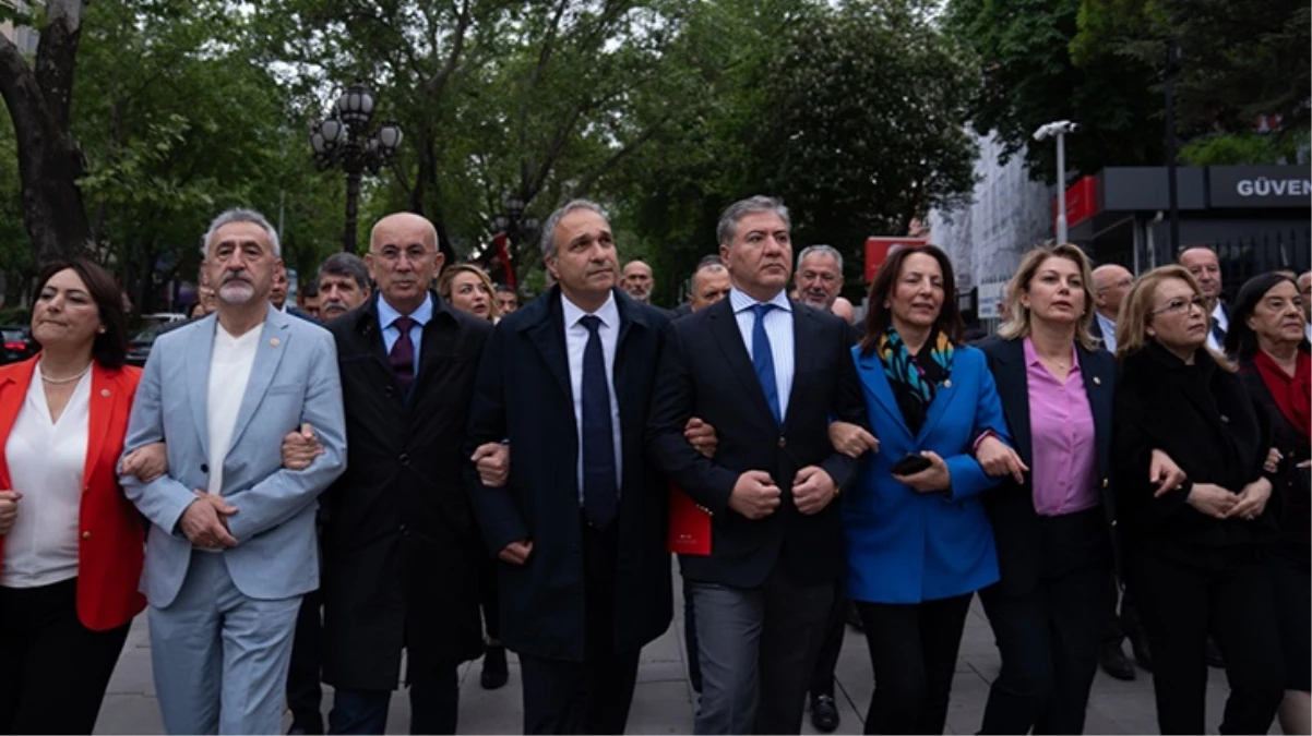 Protesto için MEB'e yürüyen CHP milletvekillerine "simit" sürprizi