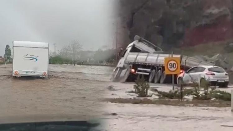 Sağanak sonrası kara yolunu sel bastı, sürücüler ilerlemekte güçlük çekti