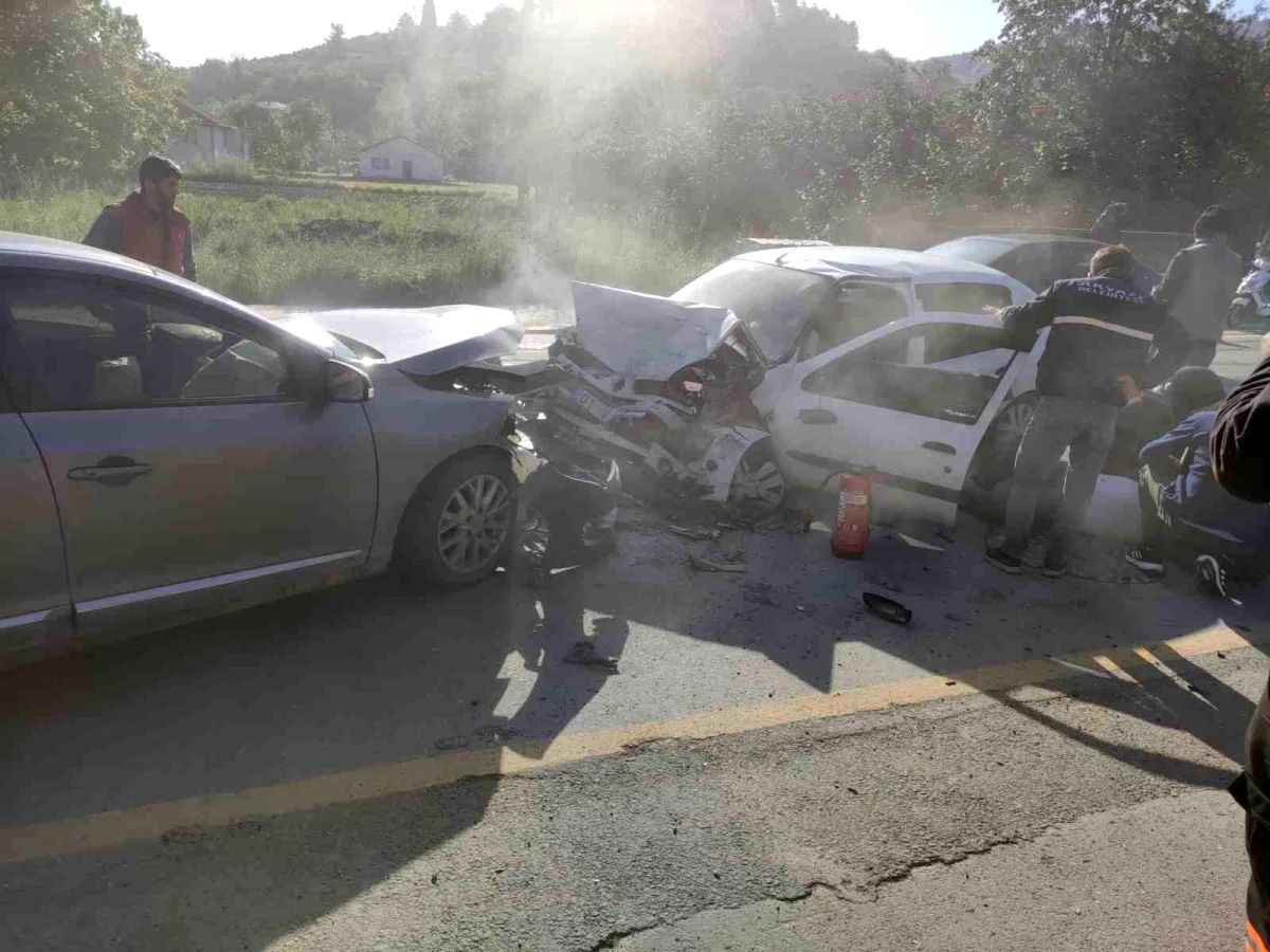 Sakarya'da kafa kafaya çarpışan otomobillerde bir kişi yaralandı