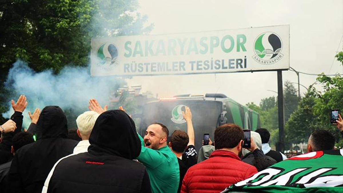 Sakaryaspor taraftarından takıma coşkulu uğurlama