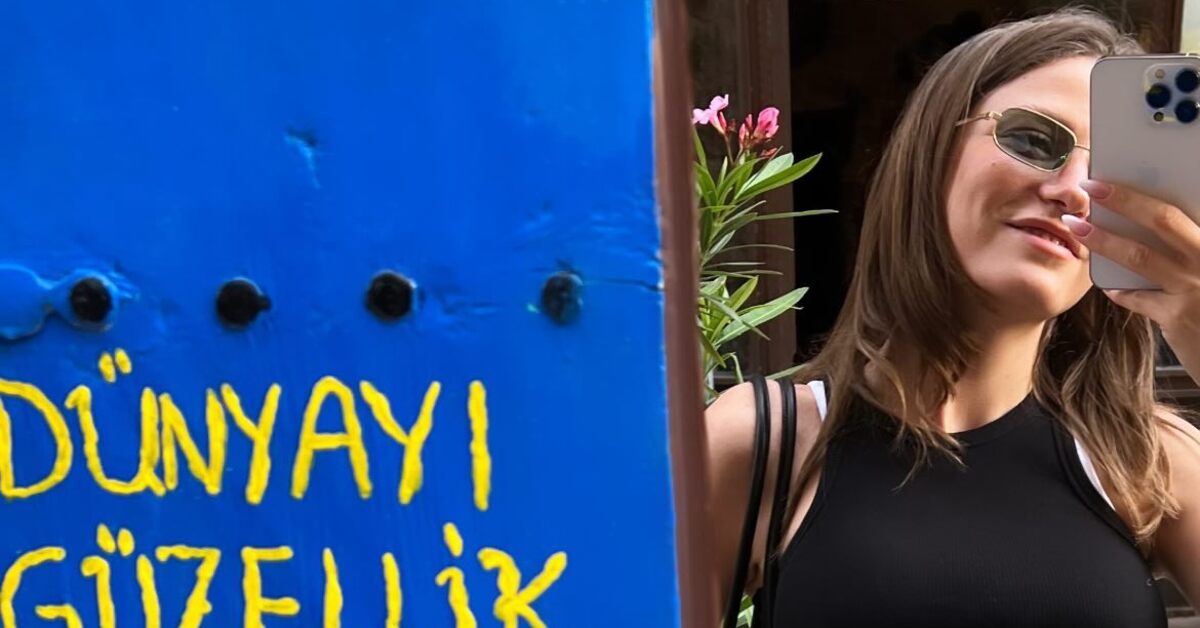 Serenay Sarıkaya'dan ayna pozu