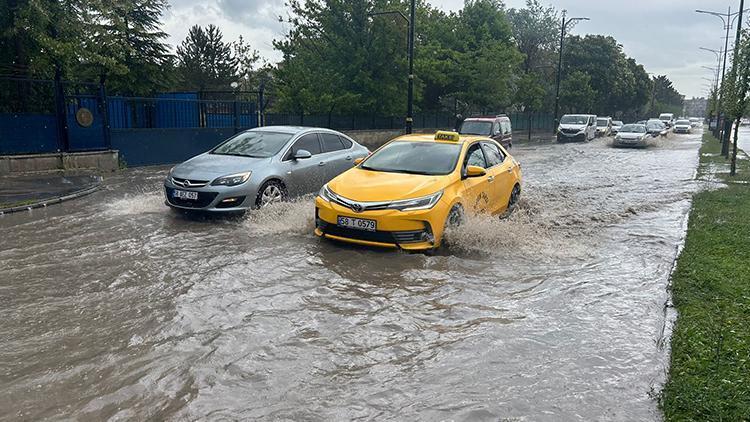 Sivas ve Iğdır'da kuvvetli yağış: Cadde ve sokaklar göle döndü