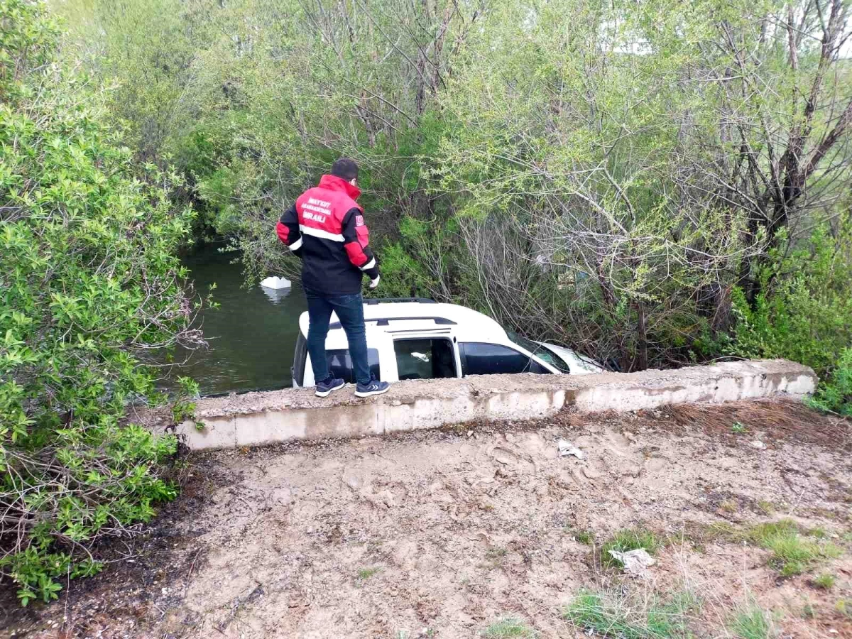 Sivas'ın İmranlı ilçesinde otomobil dereye uçtu, 3 kişi yaralandı