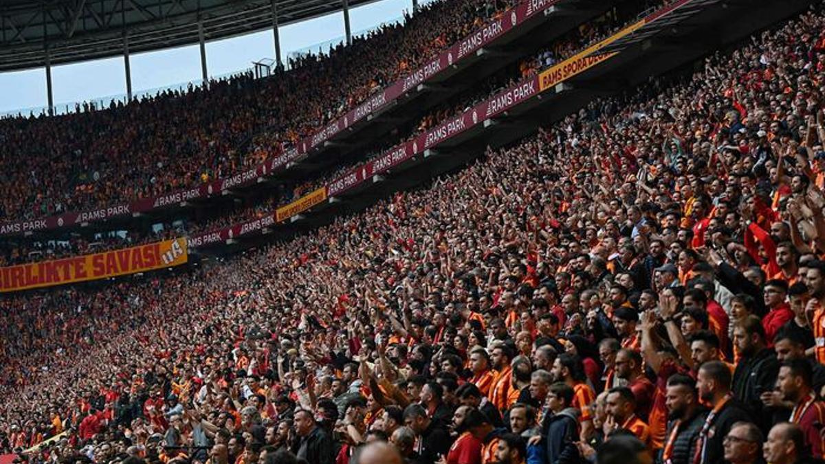 CANLI                    Galatasaray'dan görülmemiş kutlama: Aslan kupasına kavuşuyor