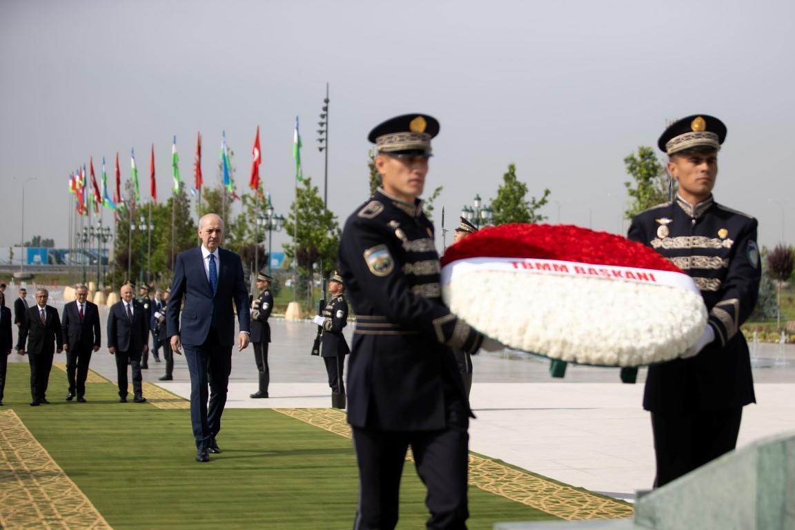 TBMM Başkanı Numan Kurtulmuş, Özbekistan’da Bağımsızlık Anıtı’na çelenk bıraktı