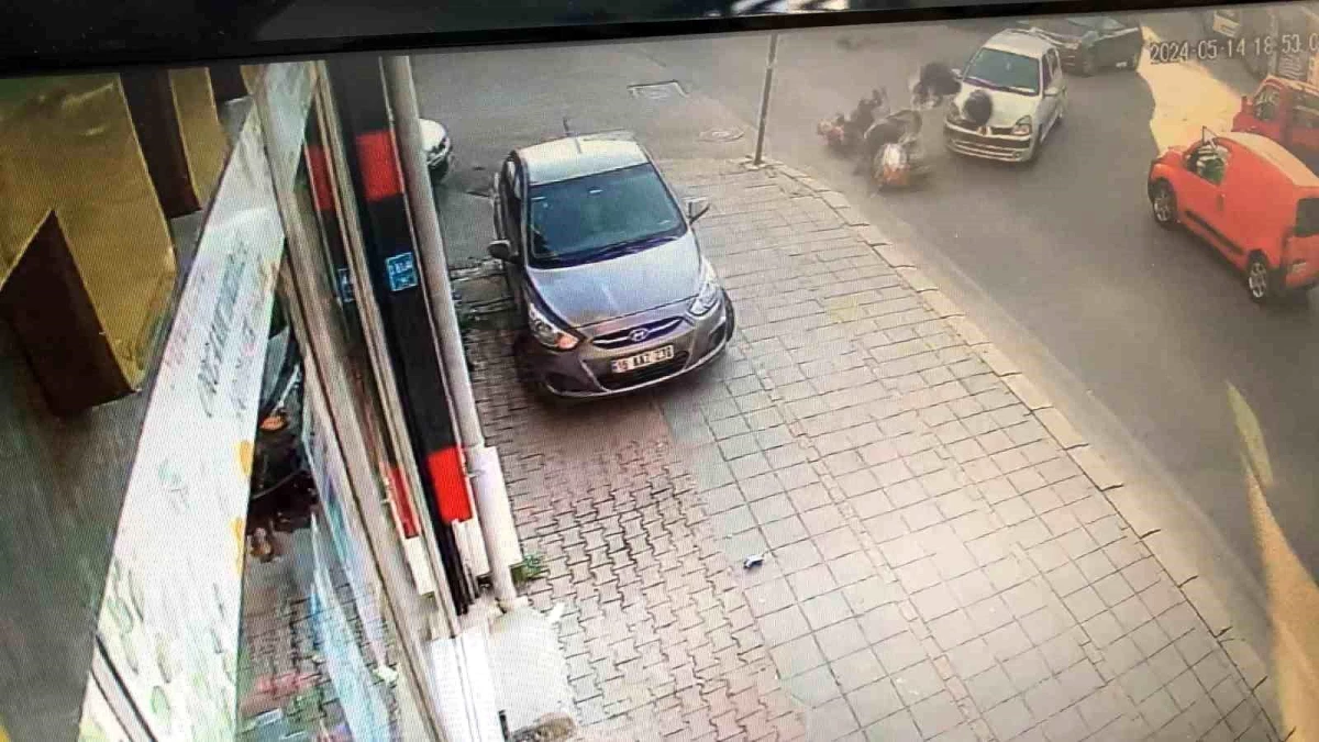 Tekirdağ Çorlu'da otomobil ile motosikletin kafa kafaya çarpıştığı kaza anı kamerada