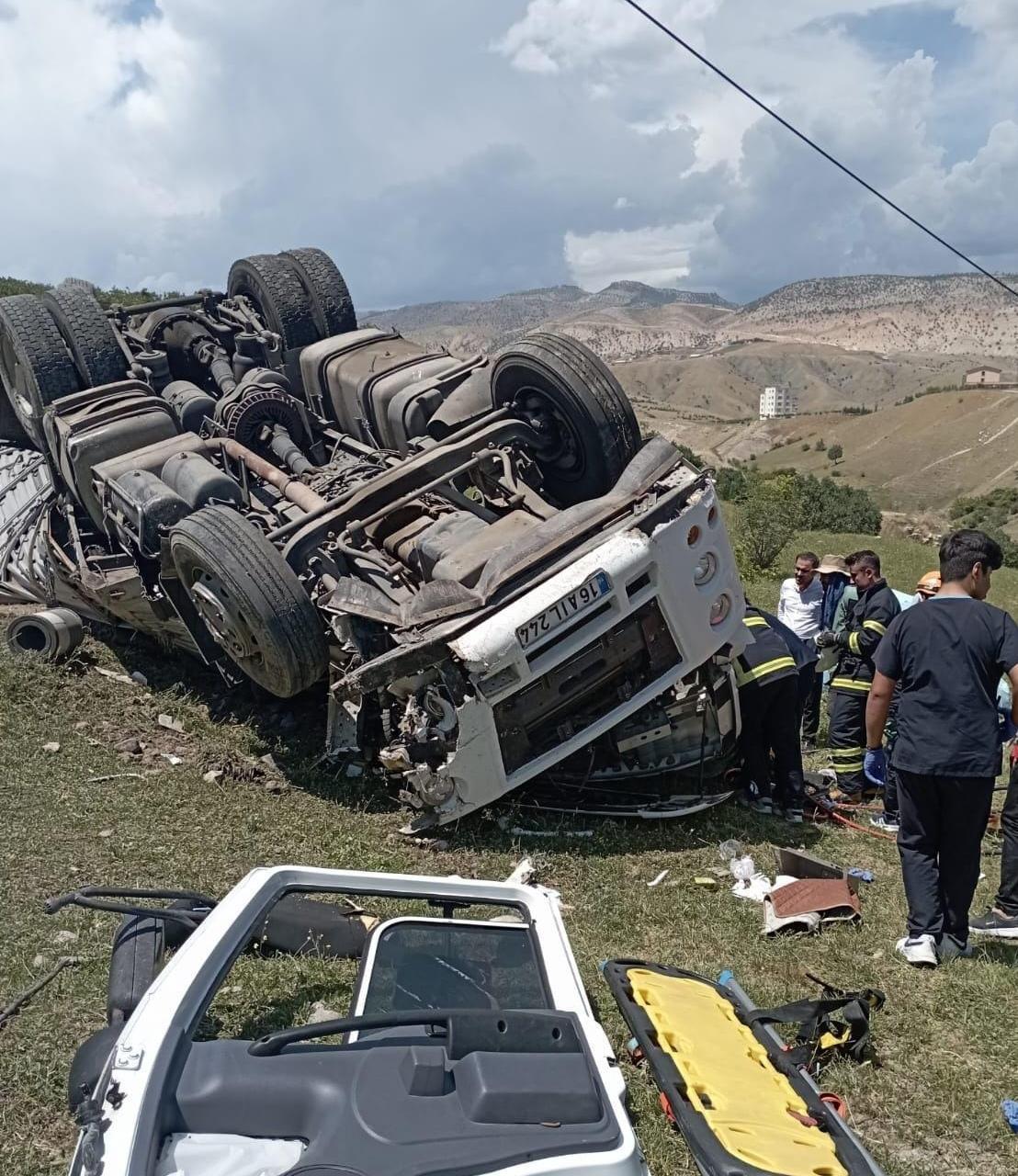 TIR şarampole devrildi: 1 ölü, 1 yaralı