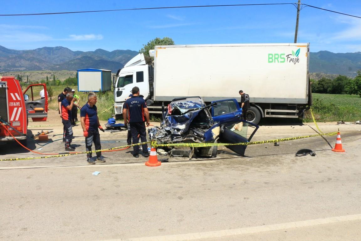 Tokat'ta otomobil kamyonla çarpıştı: 1 kişi hayatını kaybetti, 1 yaralı