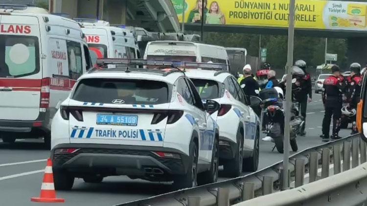 Zeytinburnu'nda motosikletli polis ekibi taksiye çarptı: 2 polis yaralı