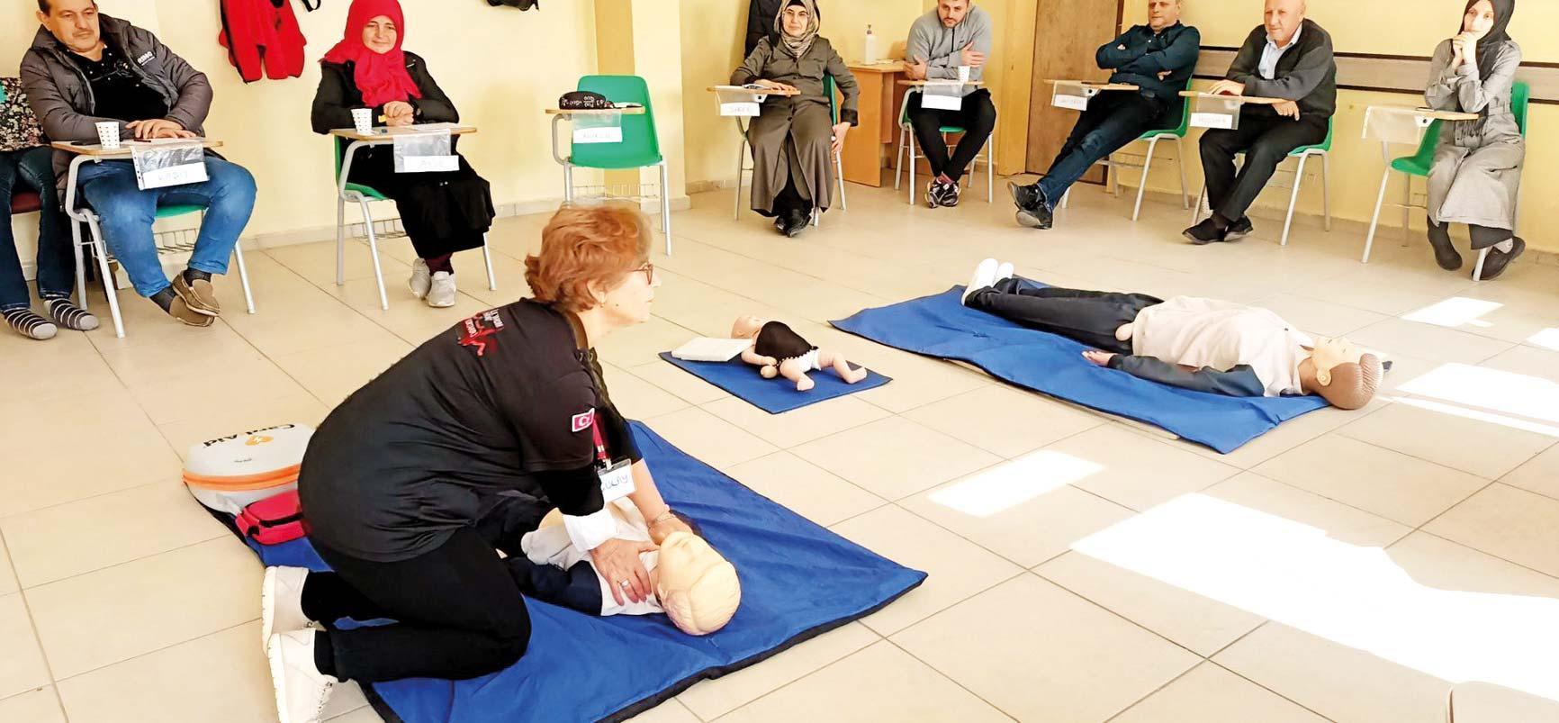 3 milyon öğrenci ve 426 bin öğretmene ilkyardım eğitimi