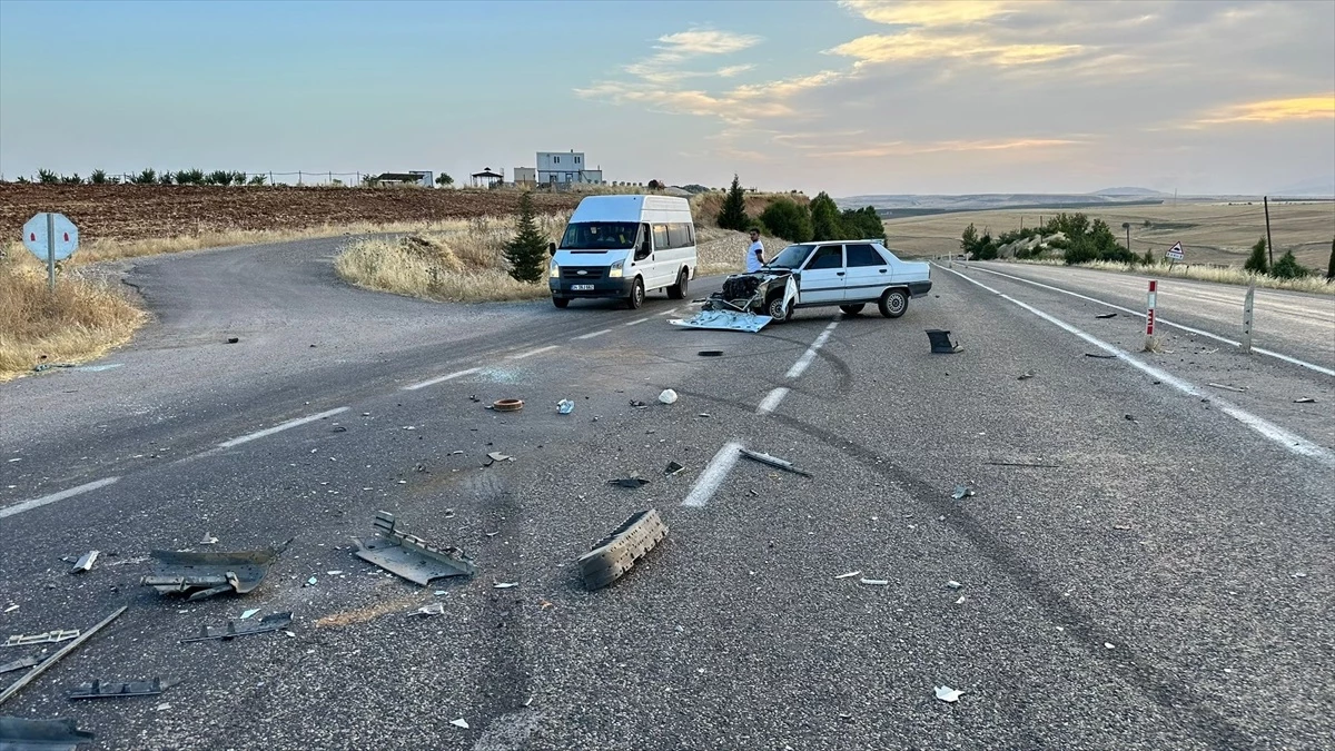 Adıyaman'da Otomobil Çarpışması: 3 Kişi Yaralandı