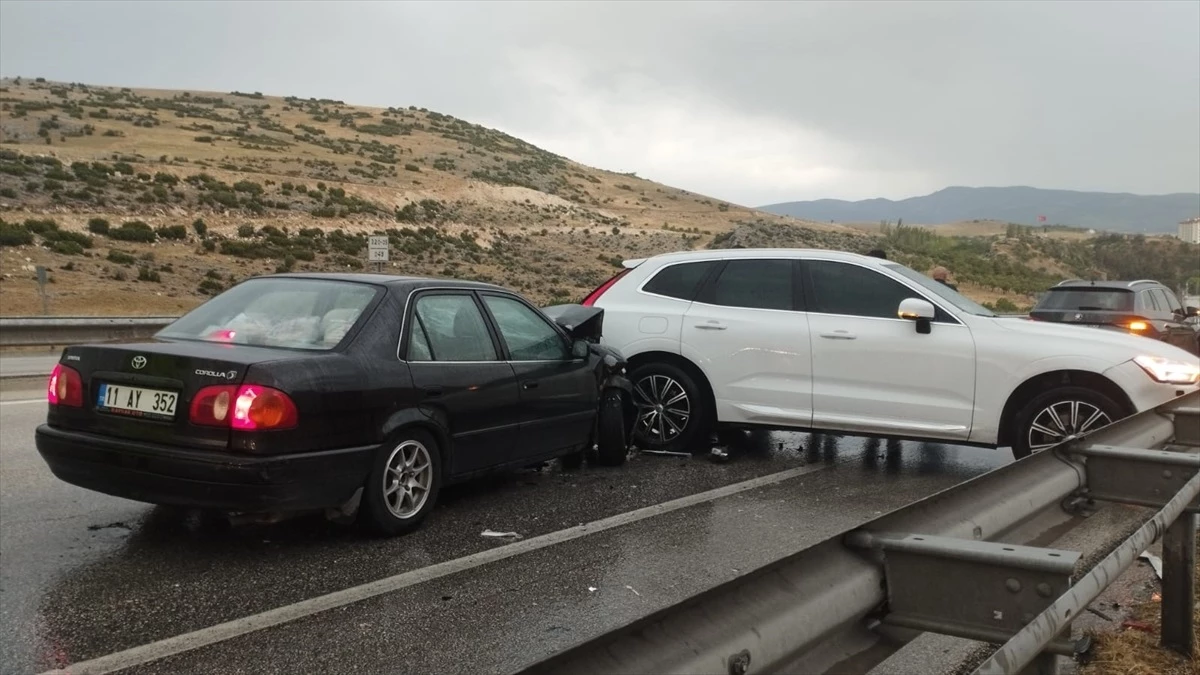 Afyonkarahisar'da Otomobil Çarpışması: 6 Yaralı