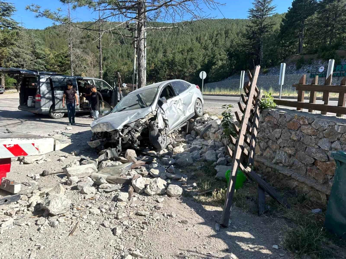 Afyonkarahisar'da Otomobil Yol Kenarındaki Dinlenme Tesisi Duvarına Çarptı