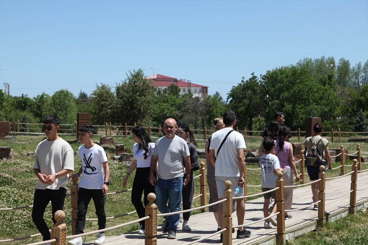 Ahlat'taki tarihi mekanlar Kurban Bayramı'nda ziyaretçi akınına uğradı