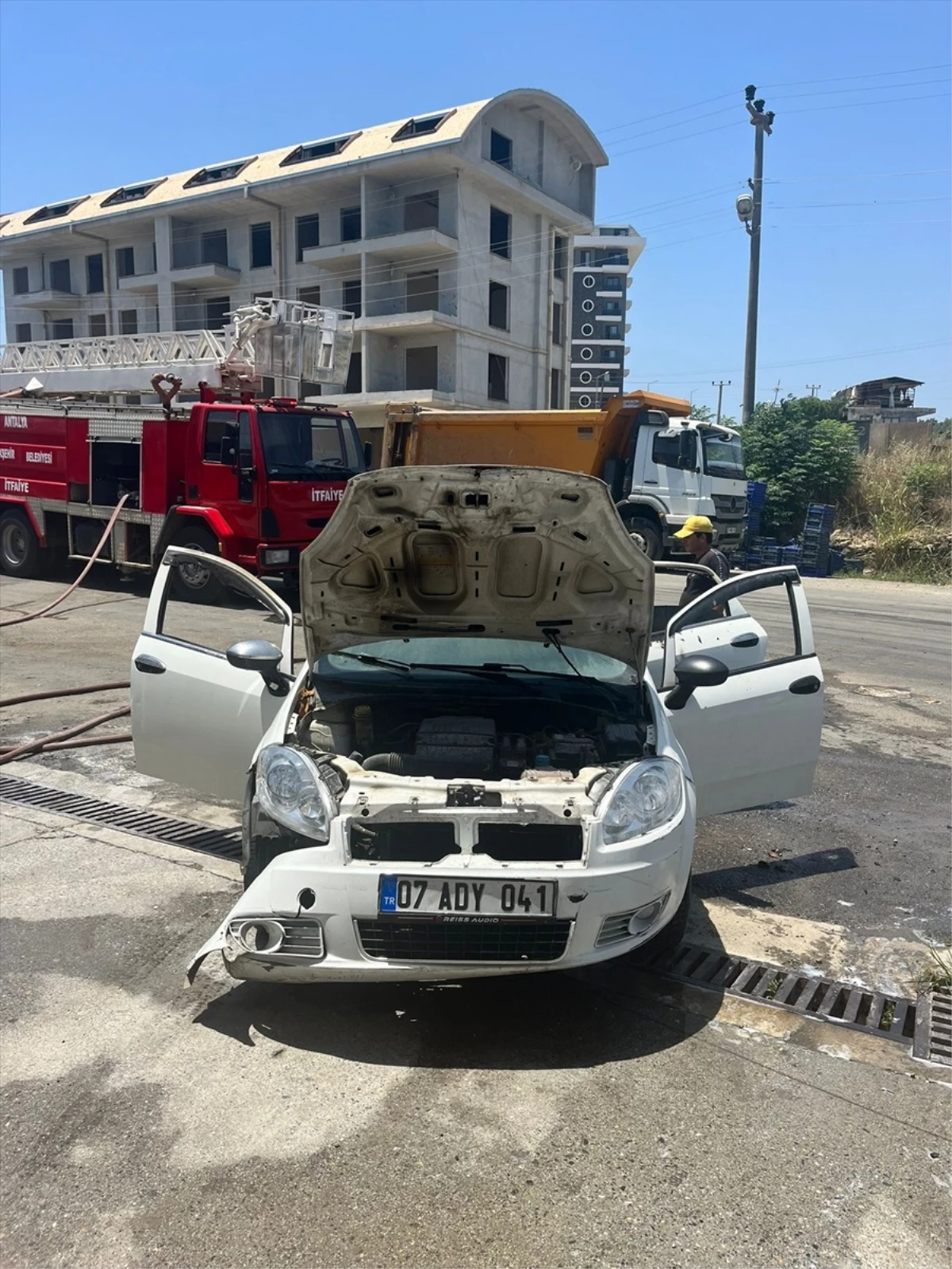 Alanya'da akaryakıt istasyonunda otomobil alev aldı, 2 kişi yaralandı