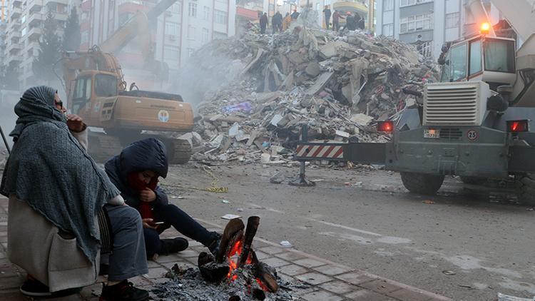 Alpargün Apartmanı 96 kişiye mezar olmuştu! Müteahhit ağlayarak konuştu... Acılı ailelerden kravatlı savunmaya tepki