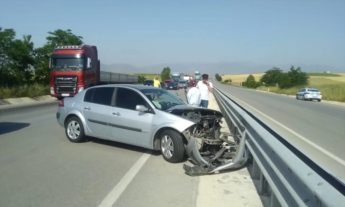 Amasya'da otomobil bariyere çarptı: 3 kişi yaralandı