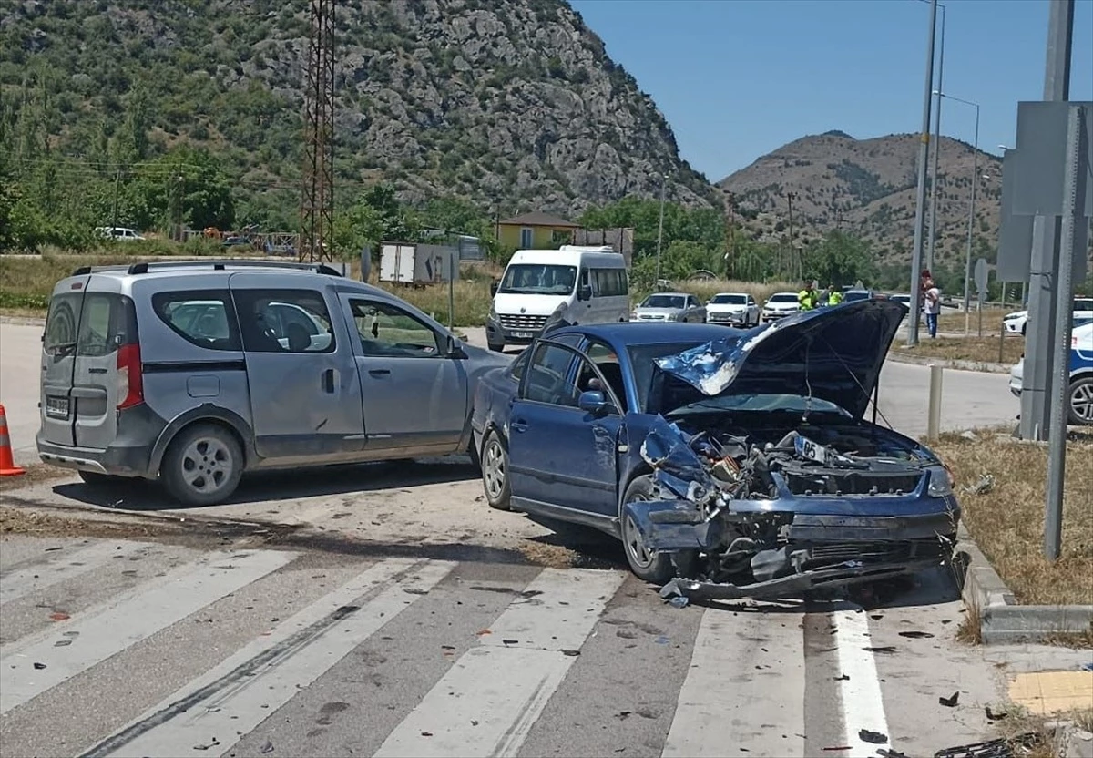 Amasya'da Otomobil Çarpışması: 3 Kişi Yaralandı