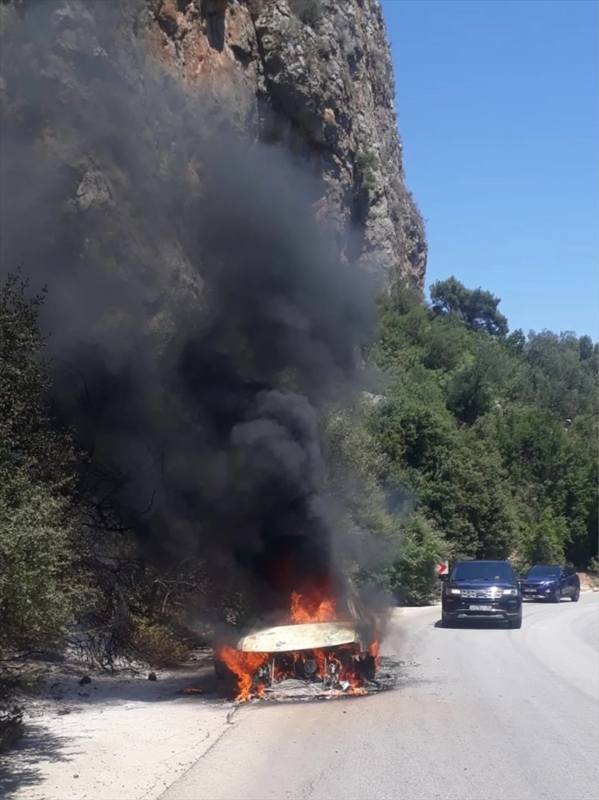 Antalya'da otomobilden çıkan yangın ormana sıçradı