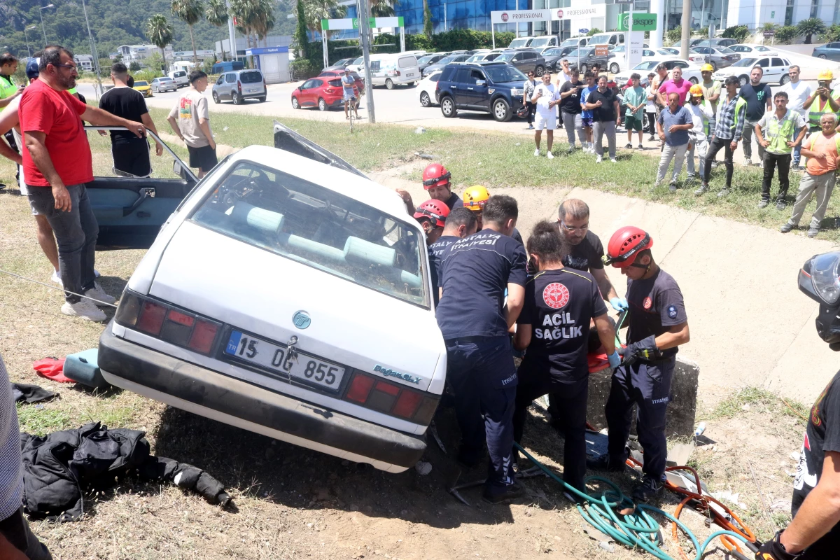 Antalya'da sulama kanalına çarpan otomobil hurdaya döndü