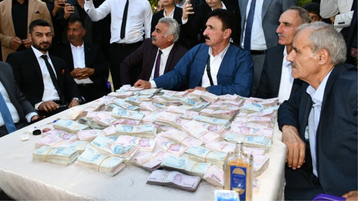 Aşiret liderinin kardeşi dünyaevine girdi, çifte 2 kilo altın ve yaklaşık 3 milyon lira para takıldı