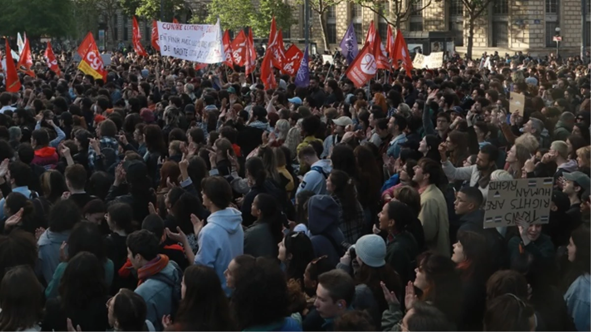 Aşırı sağın seçim zaferi Fransa'yı karıştırdı! Sokağa inen yüzlerce kişi Macron'a tepki gösterdi