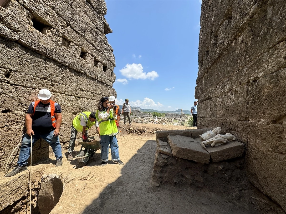 Aspendos Antik Kenti'nde Bulunan 2 Bin Yıllık Heykeller Arkeologları Heyecanlandırdı