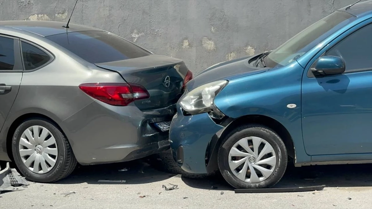 Ataşehir'de 6 otomobilin karıştığı trafik kazasında 1 kişi yaralandı