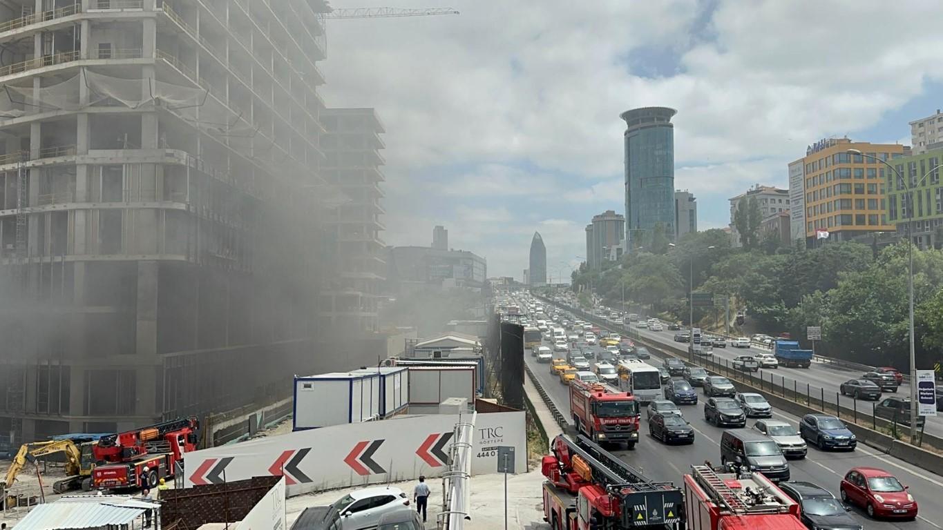 Ataşehir’de inşaatta yangın! D-100 Karayolu’nda yoğun trafik oluştu