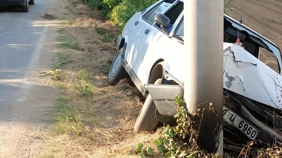 Aydın'ın Köşk ilçesinde elektrik direğine çarpan otomobilin sürücüsü yaralandı