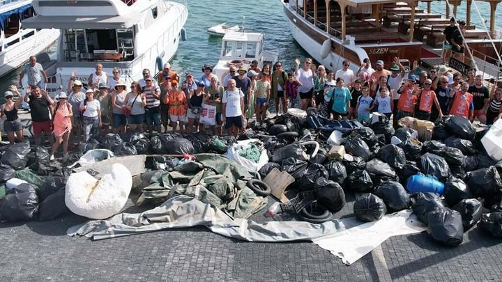 Ayvalık'taki 8 adada 3 ton atık toplandı