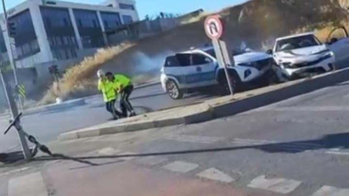 Beylikdüzü'nde korsan taksi ile trafik polisi aracı çarpıştı: 6 yaralı... Sürücüye ceza yağdı